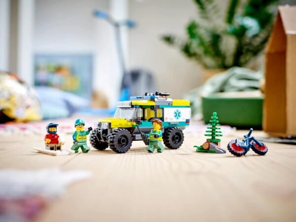 1749349452 LEGO 40582 City 4x4 Off Road Ambulance Rescue Limited Edition 2023 Set 6 162 Pieces with Cool Off Road Vehicle and 3 Minfigures Yellow Green and Red as Main Colours.jpg